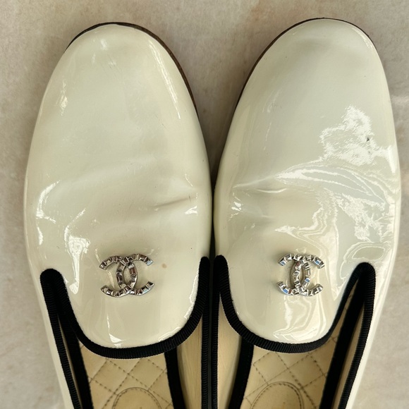 CHANEL IVORY PATENT LOAFERS SILVER CC LOGO - Picture 3 of 7